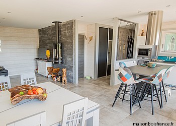 intérieur maison bois lumineux et moderne